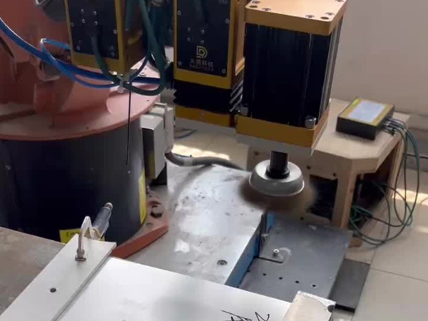 打磨機器人薄板打磨--新寶智能